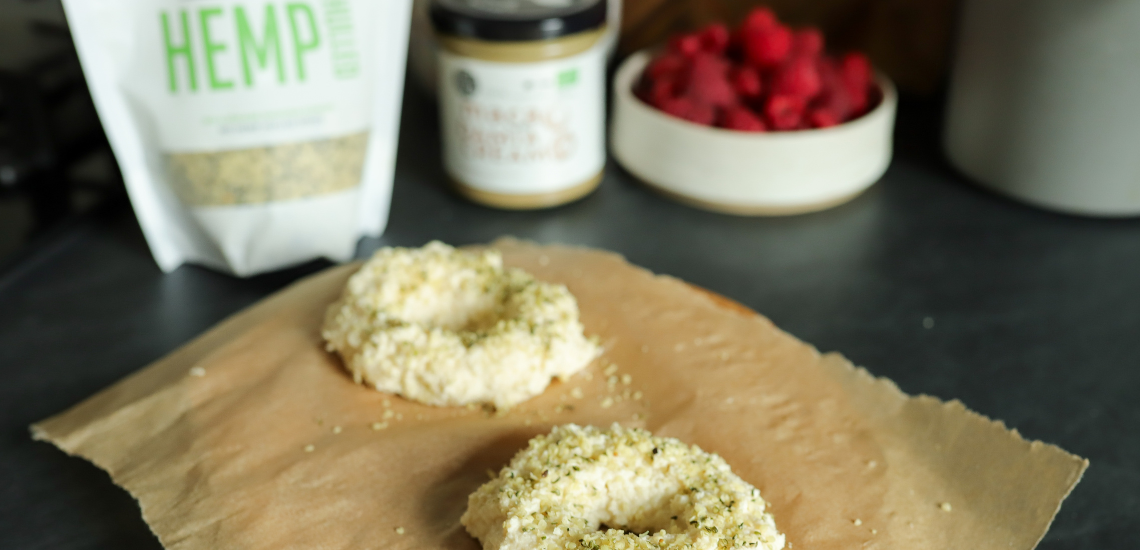 Bajgle z air fryera z BIO kremem makadamia i malinami