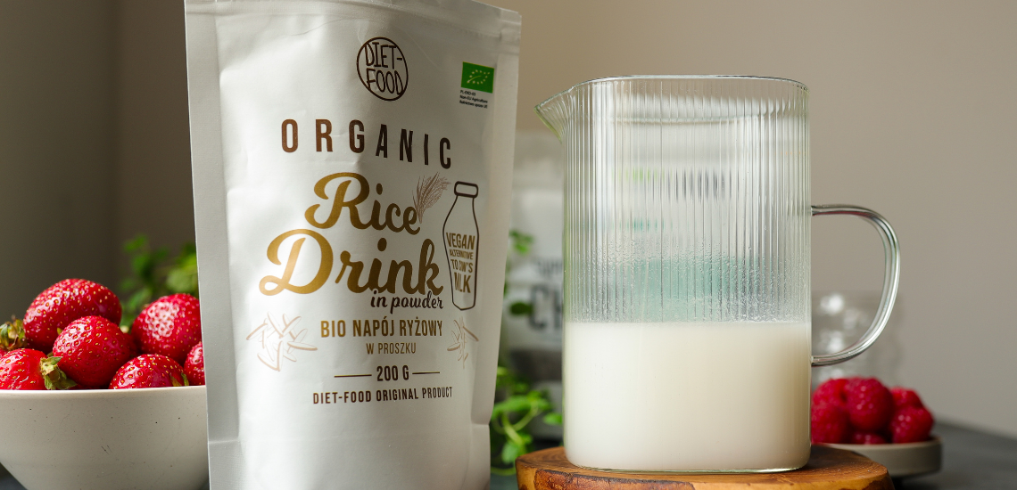 Green chia pudding with chlorella and fruits