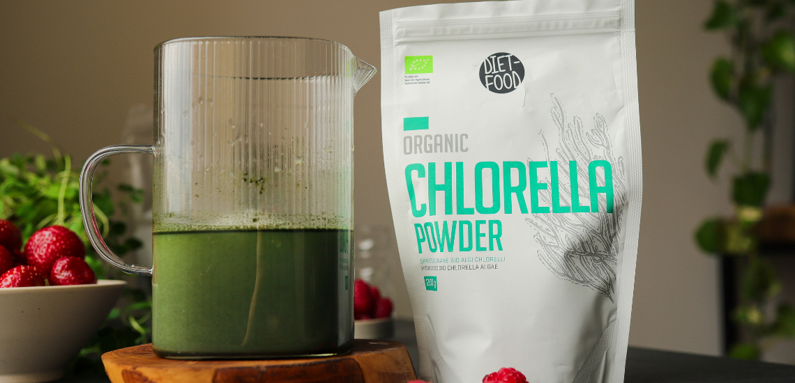 Green chia pudding with chlorella and fruits