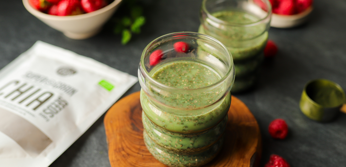 Green chia pudding with chlorella and fruits