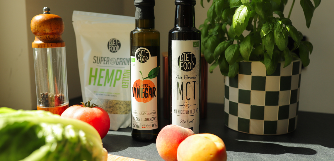 Light and energizing salad with coconut MCT oil dressing