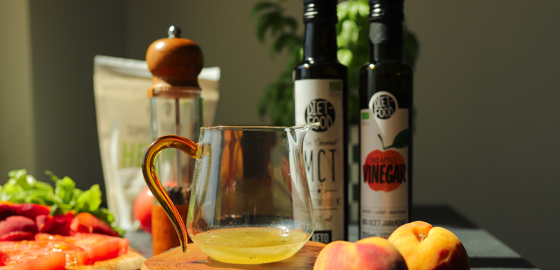 Light and energizing salad with coconut MCT oil dressing