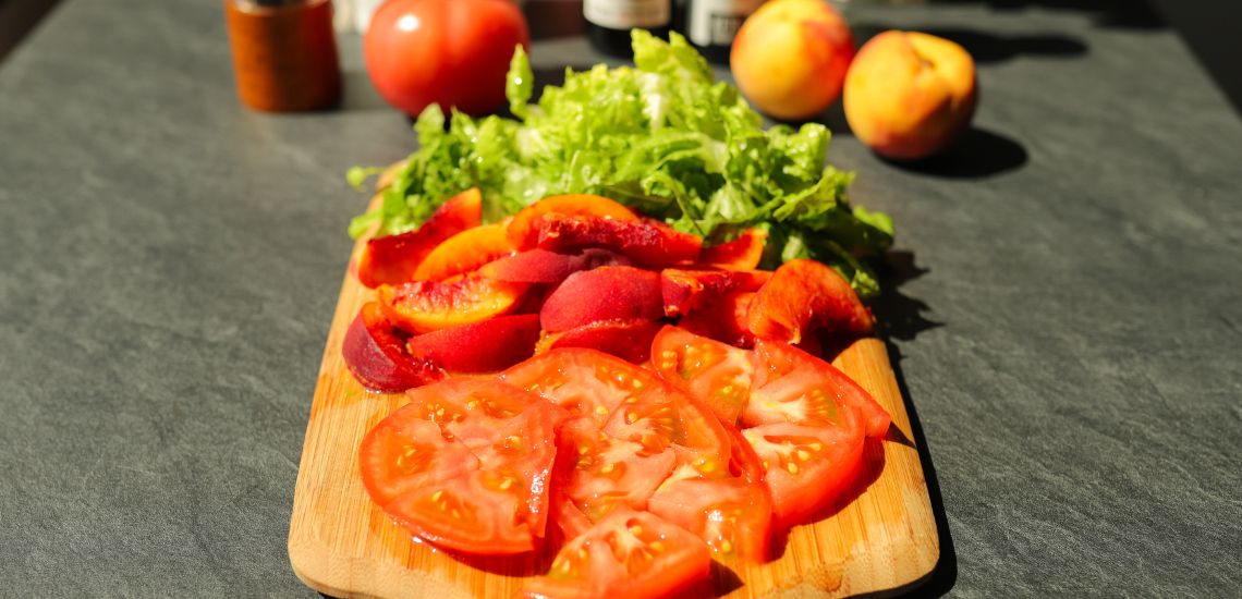 Light and energizing salad with coconut MCT oil dressing